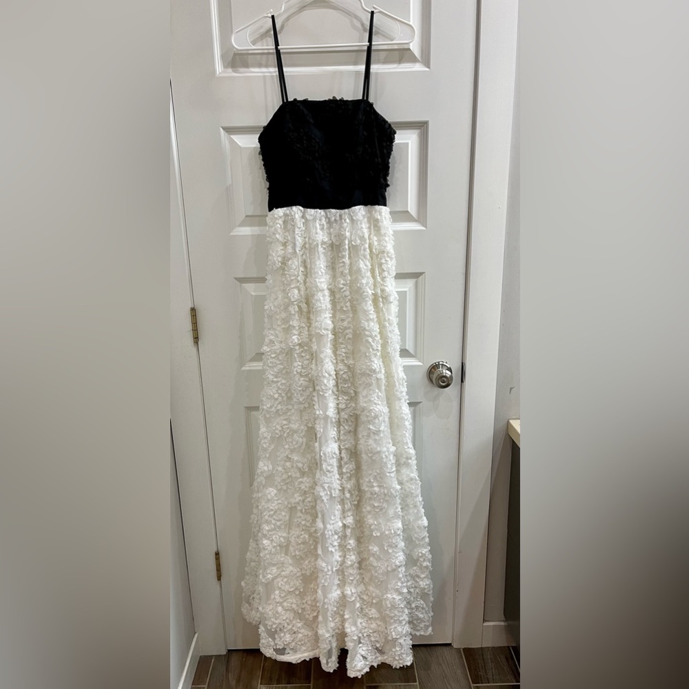 Adrianna Papell strapless black & white tulle appliqué gown size 2